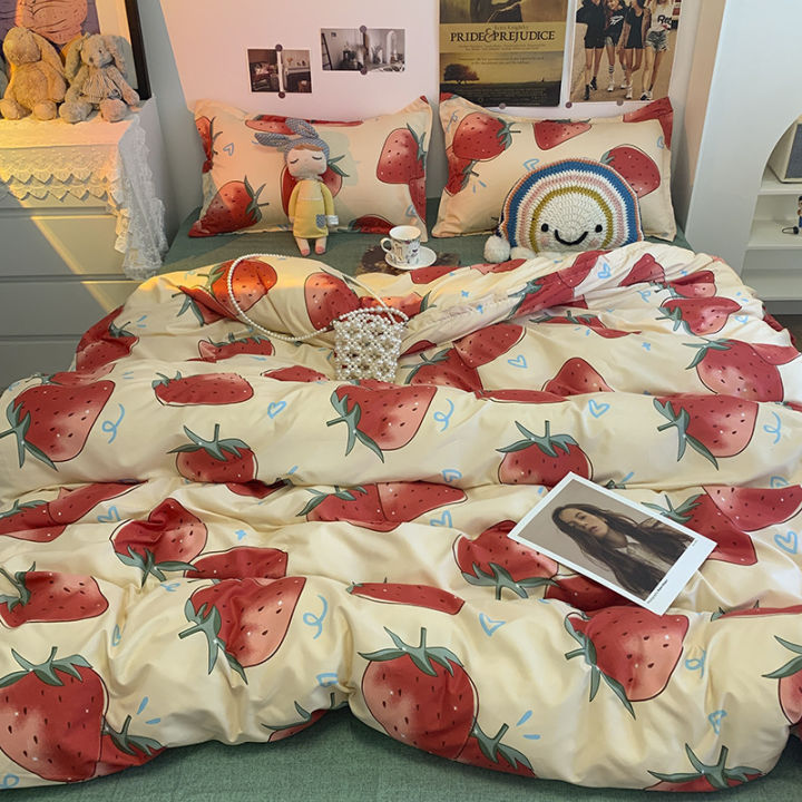 hot-ขายส่ง-ins-สาวหัวใจสตรอเบอร์รี่-1-8m-ชุดเครื่องนอนสี่ชิ้นผ้าห่มนวมผ้าปูที่นอนหอพักนักเรียนสาม