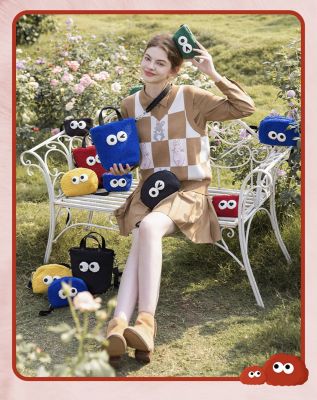 Lesportsac 2023 ใหม่ Emoji Teddy Velvet Series Anime Casual Messenger Bucket Bag X120