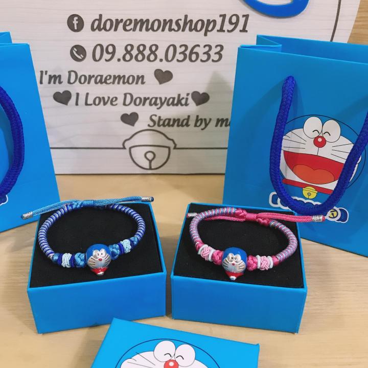 Đừng bỏ lỡ cơ hội sở hữu bộ vòng tay bạc dây tết Doraemon xinh xắn này. Món phụ kiện trang sức tuyệt đẹp này sẽ làm nổi bật phong cách của bạn với chú mèo máy Doraemon đáng yêu và đầy tinh nghịch.