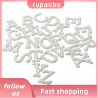 RUPANBO039392692 52 PCS พลอยเทียมเทียม แพทช์ตัวอักษร ไข่มุกไข่มุก สีขาวขาว แพทช์ตัวอักษรกาว อุปกรณ์งานฝีมือ DIY ตัวอักษร A-Z แผ่นตัวอักษรมุก เสื้อผ้าสำหรับผู้หญิง