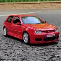 Maisto 1:24 Volkswagen VW Golf R32รถโลหะผสม Diecasts และของเล่นยานพาหนะโมเดลรถยนต์รถของเล่นแบบจำลองขนาดเล็กสำหรับเด็ก