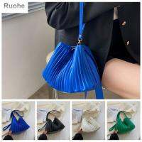 สีทึบ RUOHE Crossbody จีบกระเป๋าหนัง PU เชือกกระเป๋าแบบไม่เป็นทางการทรงถังสาว