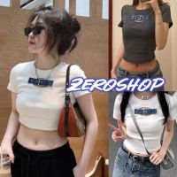 Zero shop?พร้อมส่ง? (Zero-M3823)  เสื้อครอปไหมพรมแขนสั้น คอกลม ดีเทล เว้าหน้าอกปักเข็มขัด -C