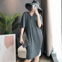 2023 Hot Miyake pleated slimming skirt new summer style age-reducing French style high-end V-neck dress