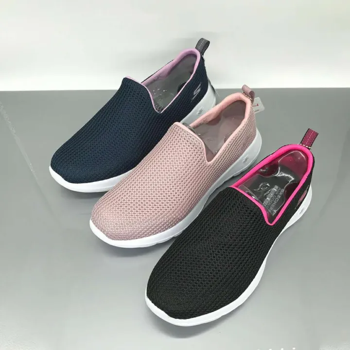 sepatu skechers slip on