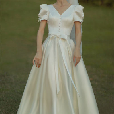 เดรสเข้ารูปคอวีสีขาวสไตล์วินเทจสำหรับเจ้าสาวชุดแต่งงานลูกไม้ฝรั่งเศสสีอ่อนซาตินคอวีเรียบง่ายใหม่