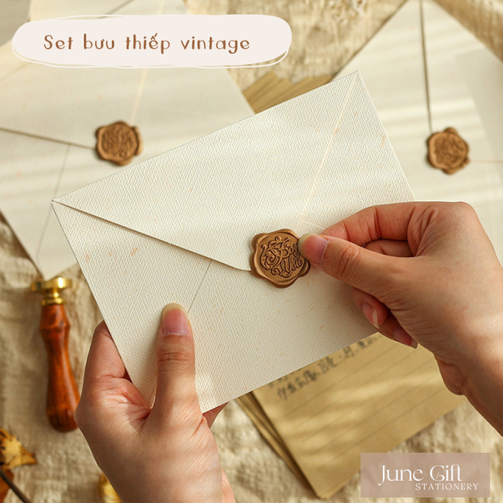 Bạn đang tìm kiếm một set thiệp vintage kèm phong bì để tặng người thân và bạn bè? Hãy khám phá những mẫu sản phẩm tuyệt vời nhất tại đây. Với thiết kế độc đáo, bắt mắt và đầy tinh tế, set thiệp vintage kèm phong bì sẽ mang đến cho bạn những trải nghiệm tuyệt vời nhất. Hãy để chúng tôi giúp đỡ bạn tạo ra những món quà ý nghĩa và đặc biệt nhất.