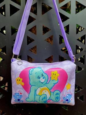 กระเป๋าสะพายข้างแฟชั่น Care Bears - มีทั้งหมด 6 ลาย - วัสดุหนัง pu - สายปรับสั้นยาวได้ - มีช่องซิปสำหรับเก็บของ ใส่โทรศัพท์ เงิน - ขนาด 21×16×4 cm