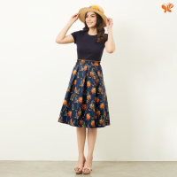 Woman Firework Skirt กระโปรงลายดอก ทรงสวยจีบทวิสต์รอบตัว สวมใส่ด้วยซิปด้านหลัง ยางยืดช่วงเอวซ้ายและขวา จากผ้า Light Cotton 100%  สัมผัสนุ่มใส่สบาย