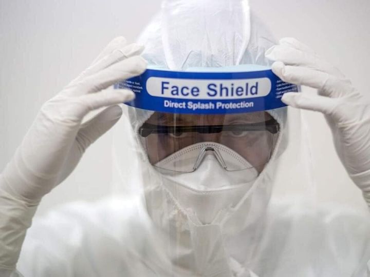 face-shield-หน้ากากพลาสติก-สวมใส่เพื่อป้องกันละอองฝอยน้ำลายหรือสารคัดหลั่ง