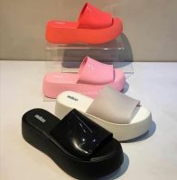 【ready stock】NewMelissa-Thick soled slippers, fashionable bread sandals, casual one line strap, extra wear, elevated beach jelly shoes, summer