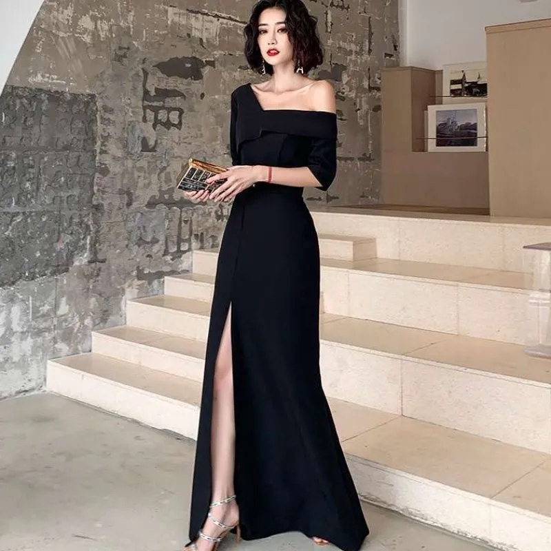 Share 144+ long sleeve black gown best - camera.edu.vn