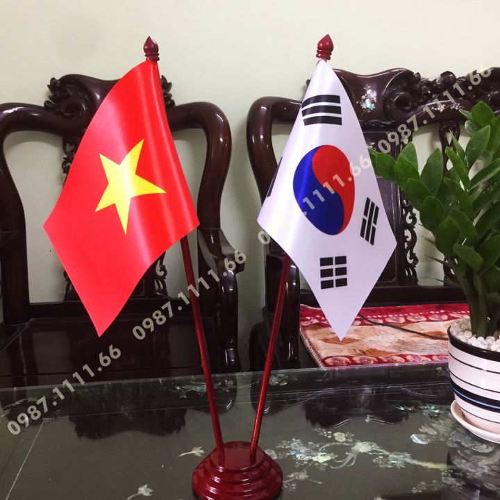 Cờ Việt Nam - Hàn Quốc:
Cờ Việt Nam và Hàn Quốc đã được kéo lên cùng một cột cờ để tổng tài cho quan hệ và sự hiểu biết giữa hai nước. Hình ảnh này thể hiện ý chí và dự định của hai quốc gia trong việc gắn kết hơn nữa, tạo dựng tín nhiệm và quan hệ lâu dài.