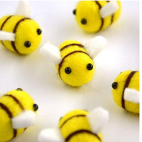 5ชิ้นล็อต Bees Plush Balls ขนนุ่ม Felt Baby Shower น่ารักเครื่องแต่งกายอุปกรณ์เสริมเครื่องประดับเนอสเซอรี่อุปกรณ์ DIY ของเล่น Craft