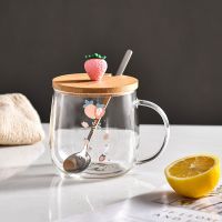 【High-end cups】 YJBD 3D ฝาการ์ตูนสตรอเบอร์รี่น่ารักน้ำแก้วใสแก้วดื่ม Borosilicate แว่นตากาแฟนมน้ำผลไม้ Drinkware ถ้วย