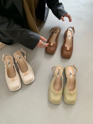 ส้นสูงแบบฝรั่งเศสใหม่สำหรับฤดูร้อนรองเท้าแตะ Baotou หวานและหลากหลายส้นหนาเรียบง่ายรองเท้าผู้หญิงแบบย้อนยุคอ่อนโยน