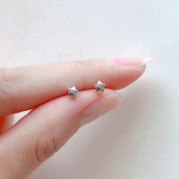 【LZ】♀  Minimalistas minúsculos brincos de estrela banhados a prata para mulheres jóias simples piercing da orelha mini pequenos brincos pingentes coreanos novos