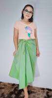 PB6524ผ้าซิ่นสีพื้น   ผ้าไหมบ้าน  สีเขียวตอง  silk sarong  is green colour  งานทอ 2 ตะกอ  ผ้าไหมบ้านเนื้อสากเล็กน้อย  ขนาด  90 x198 เซนติเมตร