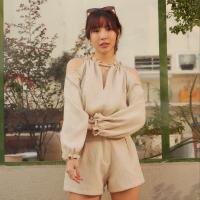 lookbooklookbook lily top beige เสื้อแขนยาว ปาดไหล่ สีเบจ