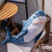 2023 Awu Shark IKEA สไตล์เดียวกันถือแถบสไตล์เดียวกันกับตุ๊กตานอนของเล่นตุ๊กตาของขวัญวันเกิดสำหรับเพื่อนชายและหญิง