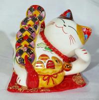 Maneki Neko แมวกวัก แมวนำโชค ยาว 4นิ้ว ถือเหรียญทอง และมีถุงสมบัติที่หน้าท้อง - เซรามิค[35312]