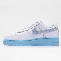 [จัดส่งฟรี] 2021 ใหม่ Nike Wmns Air Force 1 Low "สีขาวสีแดง" รองเท้ากีฬาผู้ชายรองเท้าลำลองส่งถุงเท้า