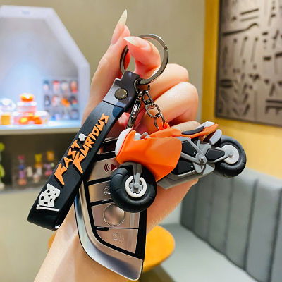 จี้โมเดลการ์ตูนหัวรถจักรขนาดเล็กสำหรับพวงกุญแจรถชายจี้กระเป๋านักเรียนสไตล์สร้างสรรค์ Ins Kado Kecil Zongsheng