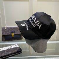 จุด Prada หมวกฤดูใบไม้ผลิใหม่หมวกยอดแหลมดาวและอินเทอร์เน็ตดาราสไตล์เดียวกันหมวกเบสบอลทุกการจับคู่แฟชั่นหมวกดวงอาทิตย์ Unisex ภาพยิงจริง