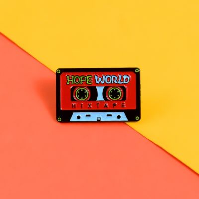 เข็มกลัดติดเสื้อ/กระเป๋า ลาย Cassette Tape Hope World