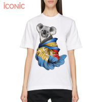 iCONiC KOALA MAIKO T-SHIRT #5374 เสื้อยืด พิมพ์ลาย หมีโคล่า กิมโมโน เสื้อยืดพิมพ์ลาย เสื้อยืดแฟชั่น เสื้อยืดผญ เสื้อยืดผช เสื้อยืดสีขาว