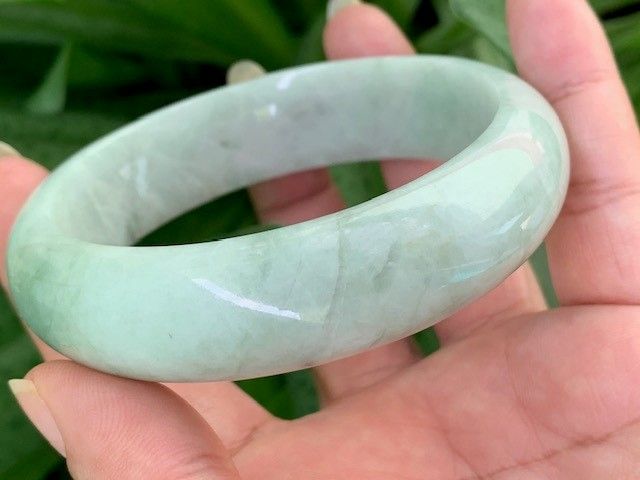 กำไลหยกแท้สีเขียวไม่ผ่านการปรับปรุงคุณภาพ-natural-untreated-light-green-jadeite-bangle-type-a