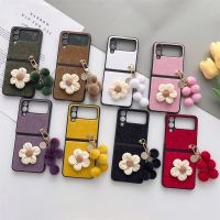 เคสโทรศัพท์ลายดอกไม้ถักน่ารักพร้อมจี้ลูกบอลสำหรับ Samsung Galaxy Z Flip 4 3 Z Flip3 Flip4 5G เคสแฟชั่นขนฟู Capa