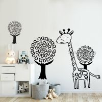 (สติ๊กเกอร์และรูปลอกติดผนัง) Jerapah dengan Pohon Vinyl Stiker Dseni Anak Kamar Dekorasi Dinding Kartun Hewan DIY Pasta Poker Vinilos