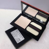 Shiseido Synchro Skin Invisible Silk Pressed Powder #10g แป้งอัดแข็งเนื้อละมุนในตลับสุดหรู  มอบสัมผัสบางเบาแต่ให้ผลลัพธ์ที่เนียนเรียบตลอดวันโดยไม่ทิ้งคราบขาวลอย ลดความมันวาวและอำพรางรูขุมขน ผิวดูแมตต์แต่ยังมีมิติ