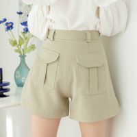 Wclothes Double Pocket Shorts กางเกงขาสั้น เอวสูง แต่งกระเป๋าหน้าใส่ของได้ ชายขาโค้งมนเล็กน้อย เก็บท