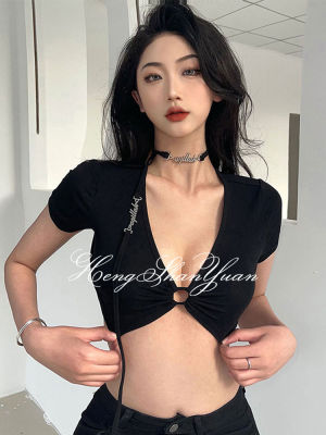 HengShanYuan เสื้อครอปผู้หญิงคอวีลึกสีดำเสื้อยืดแขนสั้นออกแบบให้ดูบางและเอวสูงเสื้อครอปสะดือ เสื้อครอปสไตล์ Y2K