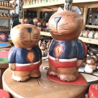 ตุ๊กตาแกะสลักแมวซุปเปอร์แมน 6นิ้ว 8นิ้ว Wooden cat แมวนำโชค แมวฮีโร่น่ารัก ตุ๊กตาแมว ตุ๊กตาไม้ ตกแต่งบ้าน ของที่ระลึก ของฝาก ของสะสม ของเล่น