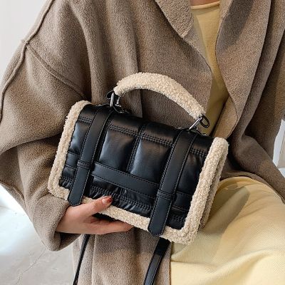 Female autumn/winter 2021 new small bag is popular this year fashion plush oblique satchel joker portable small bread