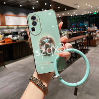 เคสโทรศัพท์แฟชั่นใหม่สำหรับ OPPO Reno10 Pro + 5G Reno 10 Pro Plus 8T 8Z 8 A58 A78 A98 A57 A77 A17 4G เคสโทรศัพท์ชุบสีใสน่ารักมีกล้องสร้อยข้อมือซิลิโคนพลอยเทียมฝาครอบเนื้อนิ่ม TPU ป้องกันการกระแทก