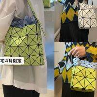 Issey Miyake กระเป๋านักเรียนผู้หญิง Isseyake Miyake ญี่ปุ่น April กระเป๋าลายรังนกสีใหม่กระเป๋าสะพายข้างกล่องใส่กระเป๋าสี่เหลี่ยม