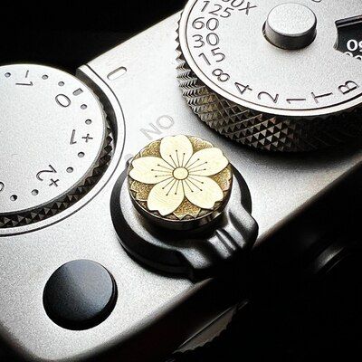ฝาครอบรองเท้าบูทแบบร้อนทองเหลืองวินเทจปุ่มปุ่มปุ่มชัตเตอร์ดอกซากุระสำหรับอุปกรณ์ตกแต่งกล้องไร้กระจก Canon Nikon โซนี่ฟูจิฟิล์ม Leica