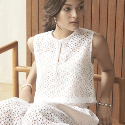 ( พร้อมส่ง ) Perana : เสื้อลูกไม้ Yuri Crop สี ขาว off-White