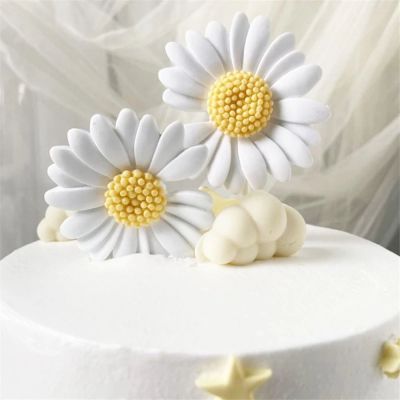 GVDFHJ ไม่มีกลิ่น ใช้ซ้ำได้ ทนทานต่อการใช้งาน คัพเค้กคัพเค้ก ดอกเดซี่เล็ก อุปกรณ์ปาร์ตี้ปาร์ตี้ การจัดปาร์ตี้ สีขาวขาว ของหวานของหวาน การ์ดเค้ก ของตกแต่งเค้ก ปลั๊กอินของหวาน เค้กท็อปเปอร์