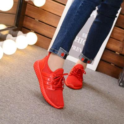 เทรนด์ใหม่ รองเท้าวิ่งใหม่ส้นแบนเวอร์ชั่นเกาหลีของรองเท้าลำลองสีแดงสำหรับผู้ชายและผู้หญิง