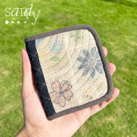 Sandy กระเป๋าเงินแฮนด์เมด "งาน Quilt เย็บมือ มีใบเดียวนะคะ" กระเป๋าเงินลายดอกไม้ Craft Floral Jean Wallet (Curved)