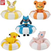 Bandai ดั้งเดิมห่วงยางว่ายน้ำโปเกมอน Mikachu Mew Riolu Qversion หุ่นอะนิเมะของขวัญโมเดลของเล่นการ์ตูนตัวละครการ์ตูน