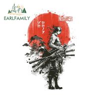 EARLFAMILY สติ๊กเกอร์กันน้ำญี่ปุ่นขนาด13ซม. X 8.7ซม.,สติ๊กเกอร์ไวนิลติดรถยนต์ Zoro แต่งรถตกแต่ง SUV JDM