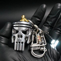 Piston Art Keychain Skull จี้อุปกรณ์ตกแต่งสำหรับผู้ชายผู้หญิง Alloy Skeleton พวงกุญแจ Keyring พร้อมไฟฉายและขวด