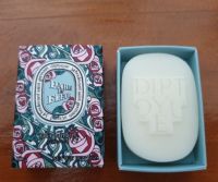 DIPTYQUE PALET PARFUMÉ PARIS EN FLEUR (10g.) น้ำหอมรุ่นลิมิเต็ดอิดิชั่น กลิ่นดอกกุหลาบและพอร์ซเลนสีขาว ใส่ในลิ้นชักหรือแขวนในตู้เสื้อผ้า