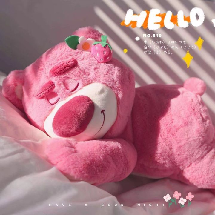 Gấu bông Lotso Huggin Bear là một món đồ chơi dễ thương và ấm áp với màu hồng đầy trái tim. Bạn sẽ không thể kháng được sức hấp dẫn của chú gấu này, và khi đã có một, bạn sẽ không muốn tách ra khỏi nó. Hãy xem hình ảnh liên quan để bắt đầu khoảnh khắc đáng yêu này.